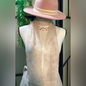 Light scarf cream and pink roses